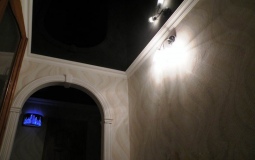 Двухуровневый черный потолок в коридор