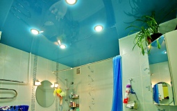 Голубой глянцевый потолок для ванны