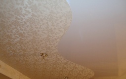 Волнистый фактурный и глянцевый потолок для спальни