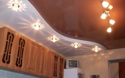 Шоколадно-белый глянцевый натяжной потолок на кухню