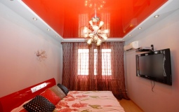 Глянцевый красный потолок для спальни