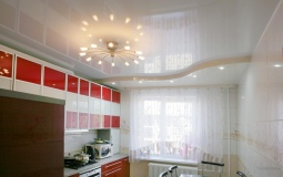 Двухуровневый глянцевый натяжной потолок со встраиваемыми светильниками на кухню