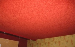Красный сатиновый потолок в офис