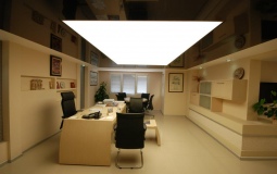 Черный светопрозрачный потолок в офис