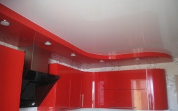 Красно-белый  глянцевый потолок волной для кухни