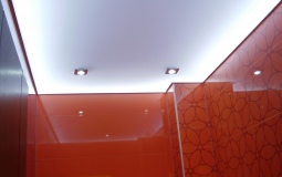 Белый потолок с подсветкой и светильниками для ванны