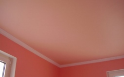Пастельно-розовый сатиновый потолок для спальня