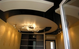 Элегантный черно-белый потолок для  спальни