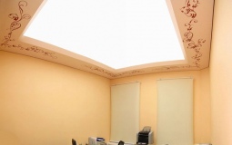 Белый узорчатый светопрозрачный потолок в офис
