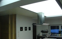 Яркий светопроводящий потолок для кухни