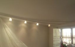 Матовый белый трехуровневый натяжной потолок для гостиной