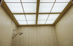 Светопроводящий натяжной потолок с перегородками для ванны
