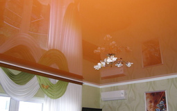 Морковный натяжной потолок для гостиной