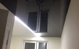 Черно-белый потолок с подсветкой в кухню