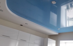 Двухуровневый цветной потолок в кухню