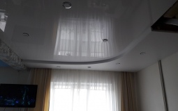 Двухуровневый белый потолок в гостинную