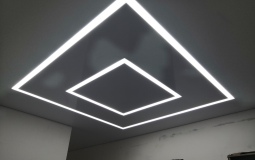 Натяжной потолок с растровым освещением