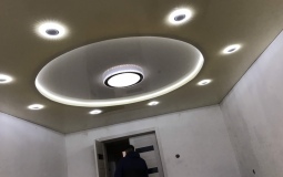 Двухуровневый потолок с подсветкой в зал
