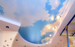 Двухуровневый натяжной потолок для детской с фотопечатью - голубое небо
