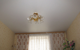 Белый натяжной потолок со встраиваемой люстрой для гостиной
