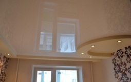 Глянцевый двухуровневый натяжной потолок для гостиной