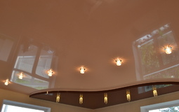 Шоколадно-нюдовый потолок для гостиной